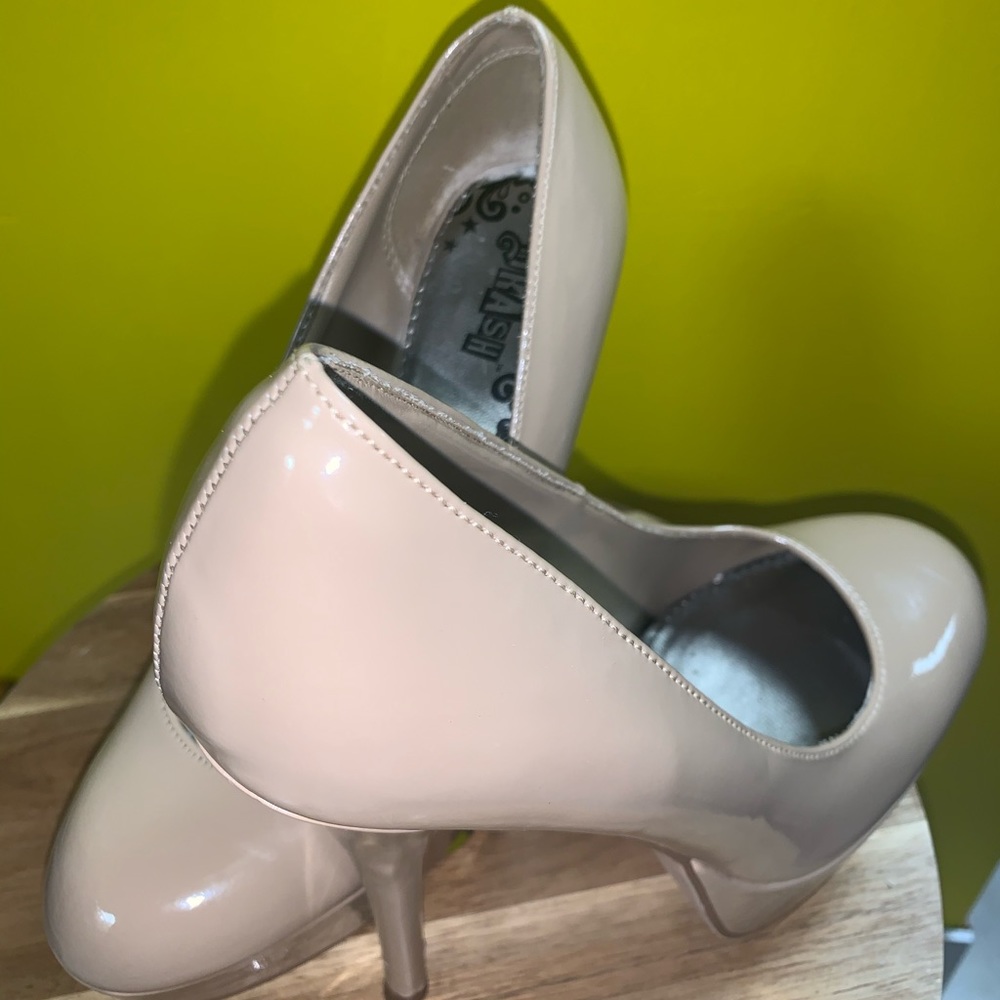 Nude pumps size 7